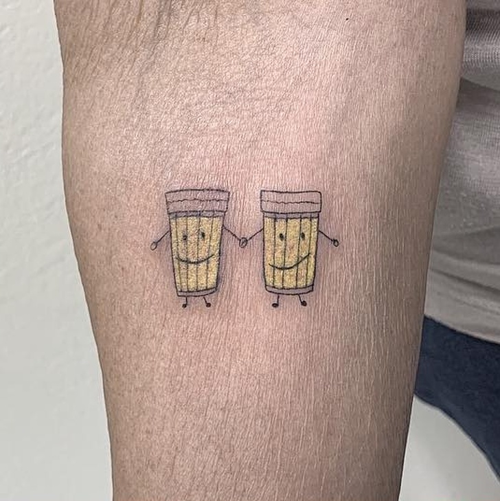 2 Дами отпразнуваха 30-годишното си приятелство, като се сдобиха с прекрасни двойки татуировки на това, което и двете обожават най-много