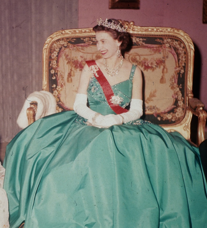Как се облича Елизабет II, преди да започне да носи един универсален стил