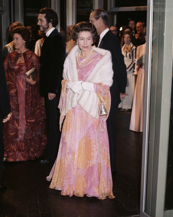 Как се облича Елизабет II, преди да започне да носи един универсален стил