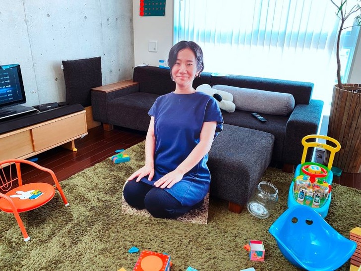 Японска мама създава картонени изрязвания от себе си, така че нейното дете няма да плаче, когато е на път
