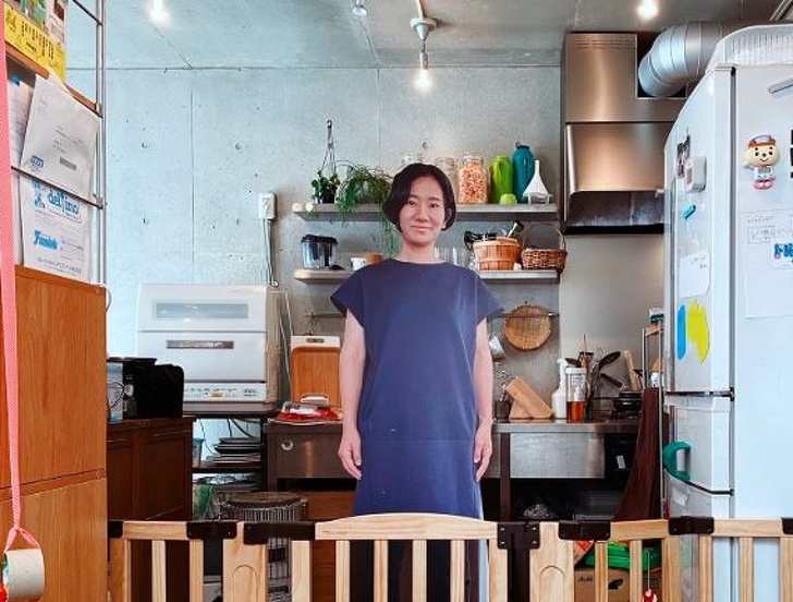 Японска мама създава картонени изрязвания от себе си, така че нейното дете няма да плаче, когато е на път