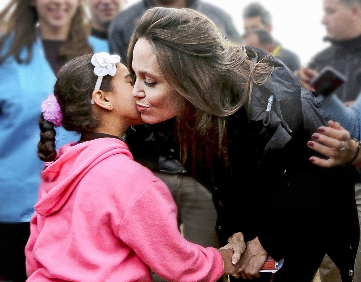 10 неща, които доказват Анджелина Джоли има златно сърце