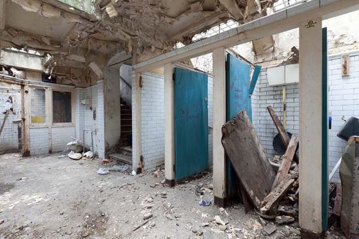Архитект от Англия превърна изоставена обществена тоалетна в дома на мечтите си
