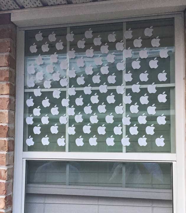 "Братът на приятелката ми мрази Apple, а аз работя в техен магазин и имам доста от тези стикери. Ето защо реших да декорирам къщата на бъдещия си шурей"