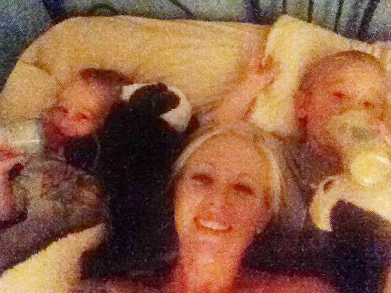 Майка ражда близнаци. 4 години по-късно, тя поглежда лицата им и забелязва потресна истина