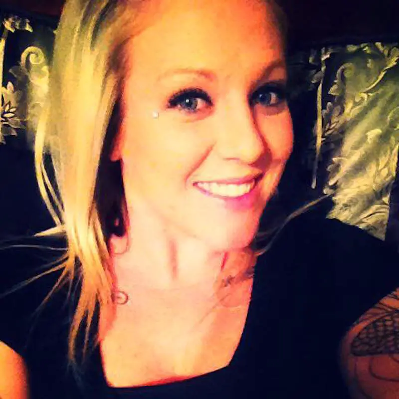 Майка ражда близнаци. 4 години по-късно, тя поглежда лицата им и забелязва потресна истина