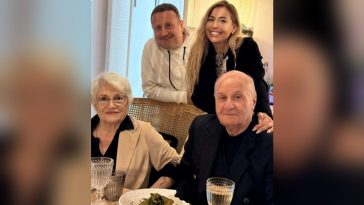 Димитър Рачков, годеницата му Виктория и родителите му на празничната трапеза
